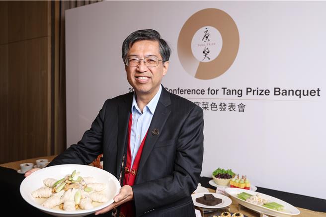 唐獎第6屆盛宴將於27日登場，12日在台北美福大飯店舉行菜色發表會，唐獎教育基金會執行長陳振川（見圖）出席致詞表示，本屆以「法治精神 文化饗宴」為主題，融入在地食材，呈現精緻道地台灣料理。（鄧博仁攝）