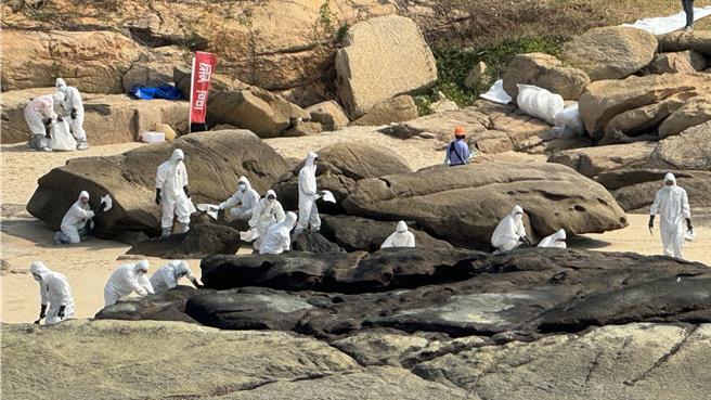 金門縣政府聯合轄內9個友軍單位，今日下午共同於塔山發電廠棧橋碼頭辦理「2024年海洋油汙染緊急應變實兵演練」。（于家麒攝）