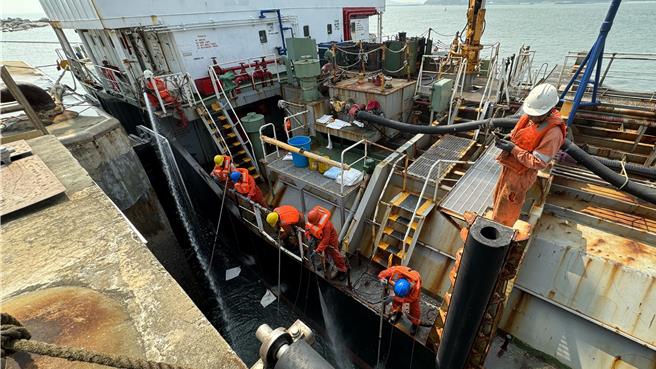 金門「2024年海洋油汙染緊急應變實兵演練」，模擬發電廠輸油船於輸送油料過程中卸油管路破損導致重油外洩。（于家麒攝）