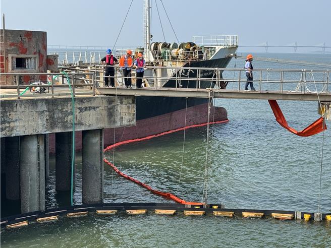 金門「2024年海洋油汙染緊急應變實兵演練」，模擬發電廠輸油船於輸送油料過程中卸油管路破損導致重油外洩。（于家麒攝）