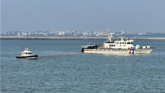 金門「2024年海洋油汙染緊急應變實兵演練」，海巡署第九海巡隊出動百噸巡防艇1艘及2艘CP艇協助海上油污評估及圈圍攔油索。（于家麒攝）