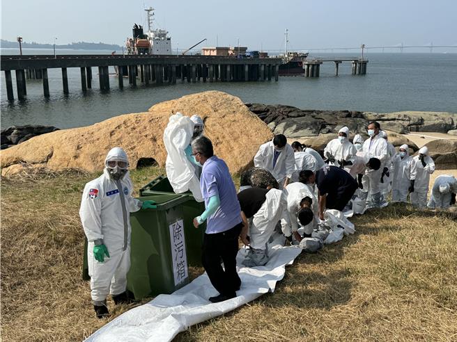 金門縣政府聯合轄內9個友軍單位，今日下午共同於塔山發電廠棧橋碼頭辦理「2024年海洋油汙染緊急應變實兵演練」。（于家麒攝）