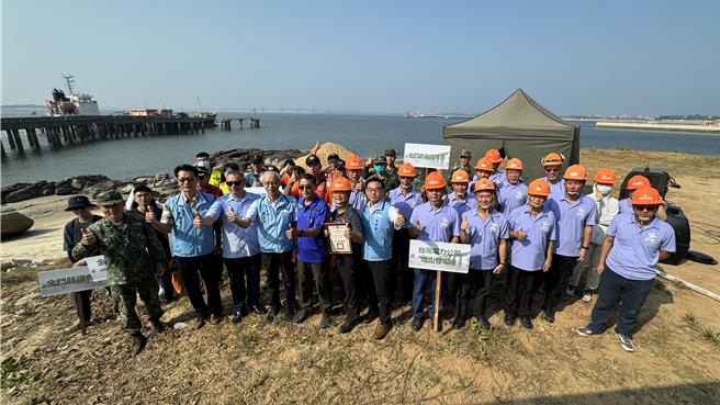 金門縣政府聯合轄內9個友軍單位，今日下午共同於塔山發電廠棧橋碼頭辦理「2024年海洋油汙染緊急應變實兵演練」。（于家麒攝）