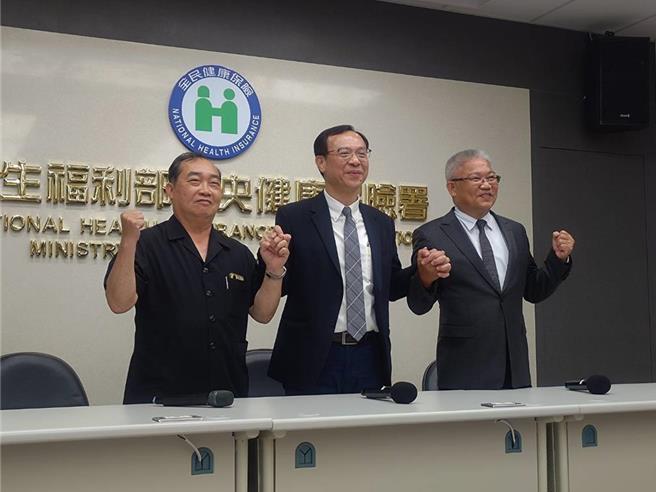 药师公会全联会理事长黄金舜（右起）、健保署长石崇良和药剂生公会全联会理事长苏舰仁共同说明针对「诊所药师调剂费」案的协商结论。（王家瑜摄）