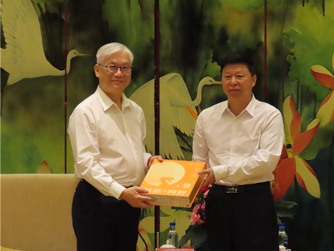 大陆国台办主任宋涛12日在福建福州会见中国国民党副主席夏立言一行，并致赠月饼礼盒。（朱绍圣摄）