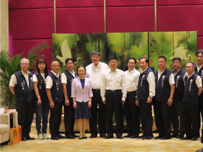 大陆国台办主任宋涛12日在福建福州会见中国国民党副主席夏立言、连江县长王忠铭一行，与连江县政府、议会人员合照。（朱绍圣摄）