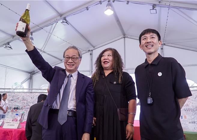 文化部長李遠（左1）獲贈法國技術夥伴特製、印有「Taiwan」字樣的白酒。（羅永銘攝）★《中時新聞網》關心您：飲酒過量，有礙健康。酒後不開車，安全有保障！