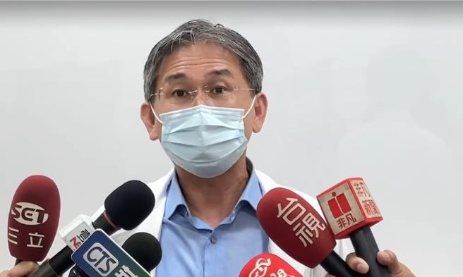 高雄一名務農女子二度就診才診斷出被蛇咬傷，岡山秀傳醫院副院長黃聖源12日說明診斷過程。（院方提供／林瑞益高雄傳真）