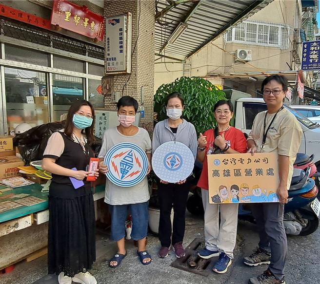 台電高雄區處12日由業務副處長趙淑芬率隊，前往附近鄰里發送低收入戶生活扶助金，期望讓需要被幫助的民眾也能暖心過中秋節。（台電提供／洪浩軒高雄傳真）