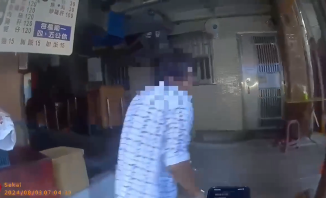 北市萬華男攜空氣槍在市場附近閒晃，民眾擔心報警處理，不料，男子隔日竟喝酒醉持強力膠塑膠袋到派出所對員警嗆聲。（圖／翻攝畫面）