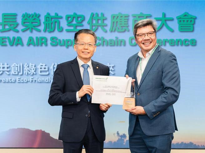 长荣航空今(12)日举办首届绿色供应链计划颁奖典礼，新加坡新翔集团(SATS Ltd.) 利用生物分解器将有机物转化为燃料添加剂的创新做法，让评审团深感惊艳，荣获第一名，由长荣航空孙嘉明总经理(左)代表颁奖予新翔集团执行长Bob Chi(右)。图／长荣航空提供