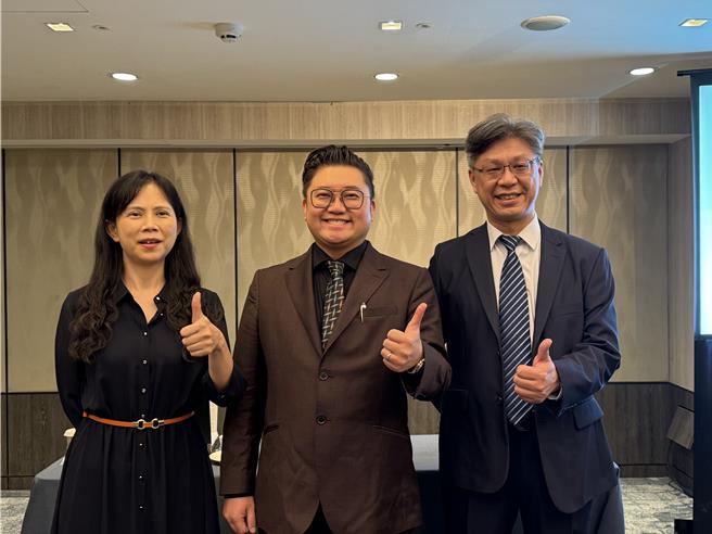 和迅双核心经营策略，董事长温政翰(中)表示，看好外泌体成长，将展开全球布局。(洪凯音摄影／洪凯音台北传真)