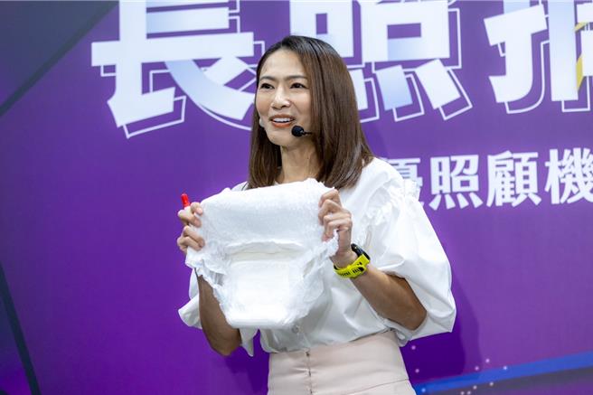 侯怡君12日以代言人之姿出席成人尿布活动。（包大人提供）