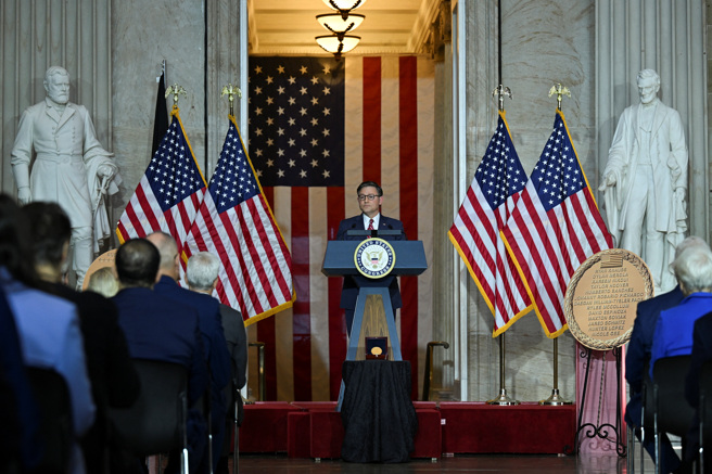 2024年9月10日，美國眾議院議長強森紀念2021年8月美國自阿富汗撤軍期間喀布爾機場襲擊中喪生的 13 名美國軍人。（路透社）