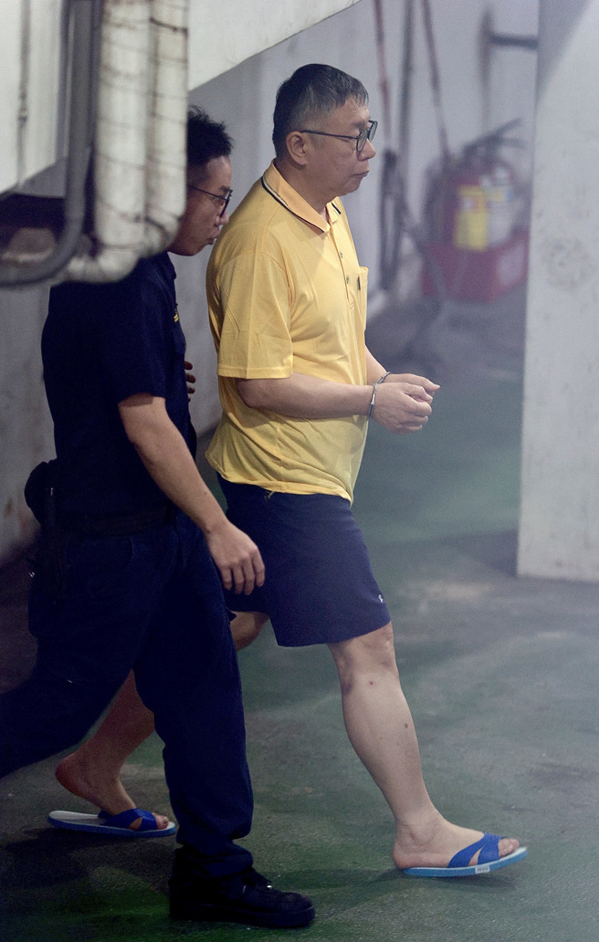 民眾黨主席柯文哲因京華城案遭羈押禁見，北檢10日提訊柯文哲（後）後還押看守所。（資料照，郭吉銓攝）