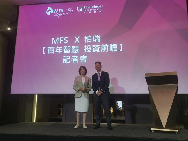 MFS全盛投资总裁Carol Geremia（左）、MFS全盛固定收益策略分析团队董事总经理Benoit Anne（右）。图／魏乔怡