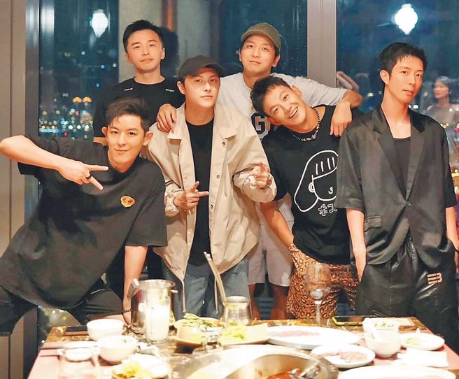 男团「Lollipop棒棒堂」成员敖犬（左起）、阿纬、王子、小煜、威廉、小杰。（图／翻摄自敖犬 脸书）