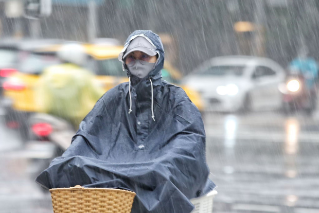 明天（13日）午後苗栗以南地區及其他山區有局部短暫雷陣雨，其中雲林以南及南投地區有局部大雨發生的機率。（示意圖，杜宜諳攝）