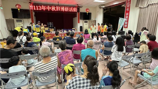 為發揚敦親睦鄰精神，台電塔山發電廠攜手金門選址溝通中心及電力工會第59分會，今日晚間來到金湖夏興社區辦理「中秋節睦鄰博餅比賽暨節能減碳宣導活動」，吸引100多位居民熱情參與。(于家麒攝)