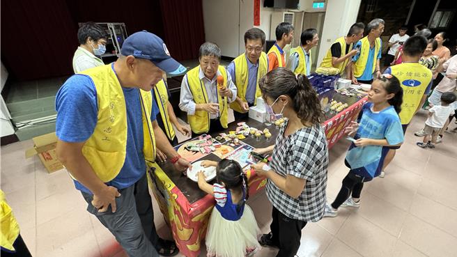 台電「2024年中秋節睦鄰博餅比賽暨節能減碳宣導活動」吸引夏興居民扶老攜幼挽袖熱情開博，骰子聲伴隨歡笑聲此起彼落。(于家麒攝)