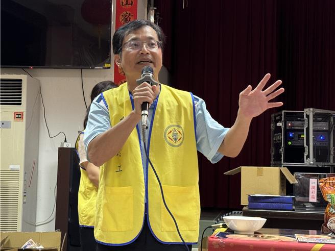 台電塔山發電廠廠長李枝榮希望透過金門特有的民俗節慶活動與地方居民互動，從敦親睦鄰做起，搭建起與在地居民友誼的橋樑。(于家麒攝)