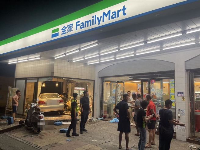 西螺镇台一省道西螺交流道附近1家全家便利商店今晚（12日）晚上7点40分发生1辆自小客车失控撞入店内喝咖啡的座位区。（周丽兰摄）