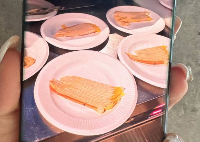 一名女网友表示，自己在餐厅工作，客人办生日派对竟要求她将一个蛋糕切成50份。（图／网友joannel.5dogs授权）