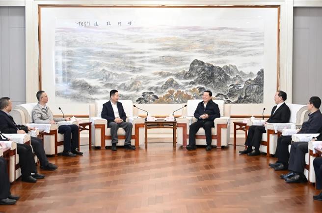 陆证监会主席吴清（中左）支持企业多措并举，活跃併购重组市场。（辽寧日报）