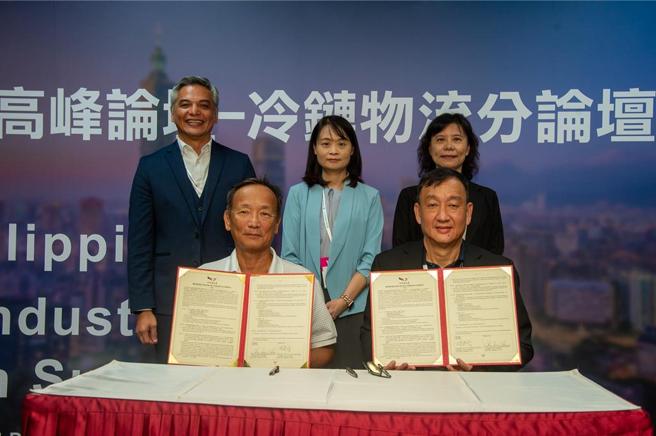 菲律賓業者C＆J Specialty Papers與臺灣業者邰利股份有限公司簽署MOU。圖／經濟部商業發展署提供