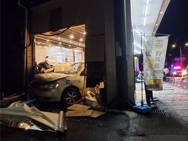 自小客车把便利商店的咖啡区撞穿。（周丽兰摄）