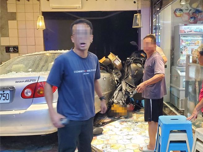 原本停在店外的黄牌重机也被拖入卡在店内。（周丽兰摄）