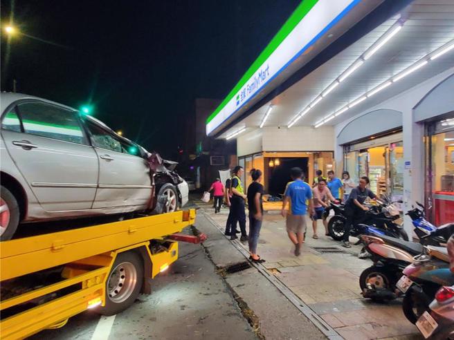 肇事车辆于晚间9点半才被拖出。（周丽兰摄）