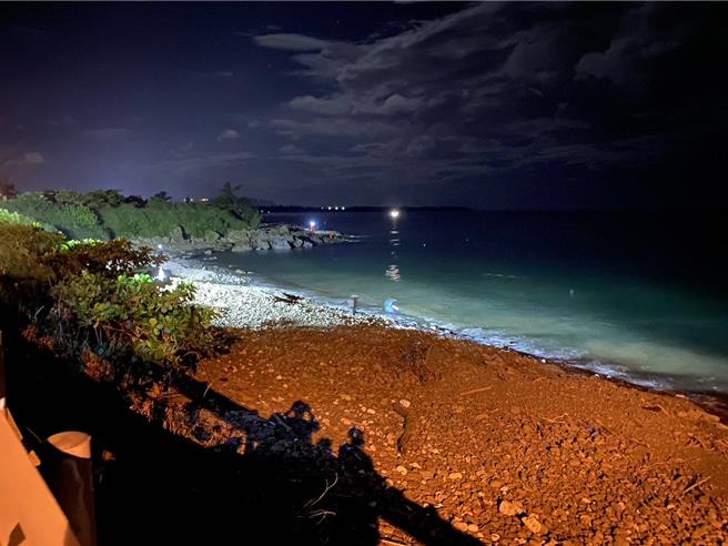 屏東縣車城鄉1名民眾到海口村水坑海邊下海放網，遲未見上岸，警消漏夜搜尋。（民眾提供／羅琦文屏東傳真）