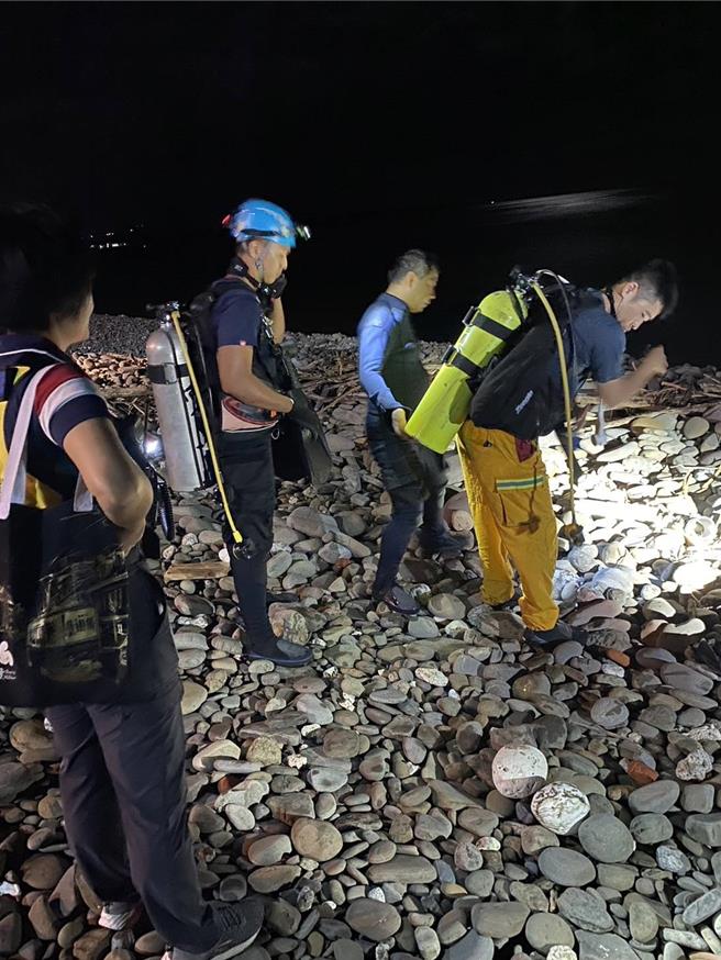 屏東縣車城鄉1名民眾到海口村水坑海邊下海放網，遲未見上岸，警消與救難人員漏夜搜尋。（民眾提供／羅琦文屏東傳真）
