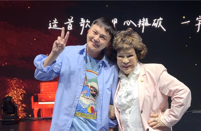 阿姑邀金曲歌王许富凯演出。(李朝永提供)