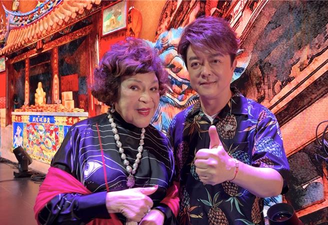 阿姑邀来翁立友登台演唱。(李朝永提供)