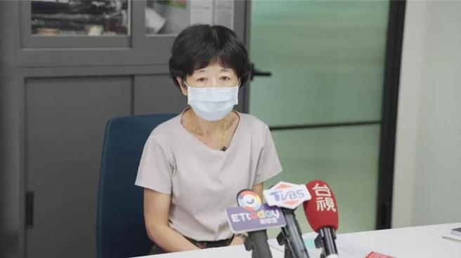 陳佩琪12日對外公布經手金流明細，共約1628萬元；她強調這些都是正當、清白的錢，對於存提款動作和洗錢畫上等號，備感訝異。（民眾黨提供）