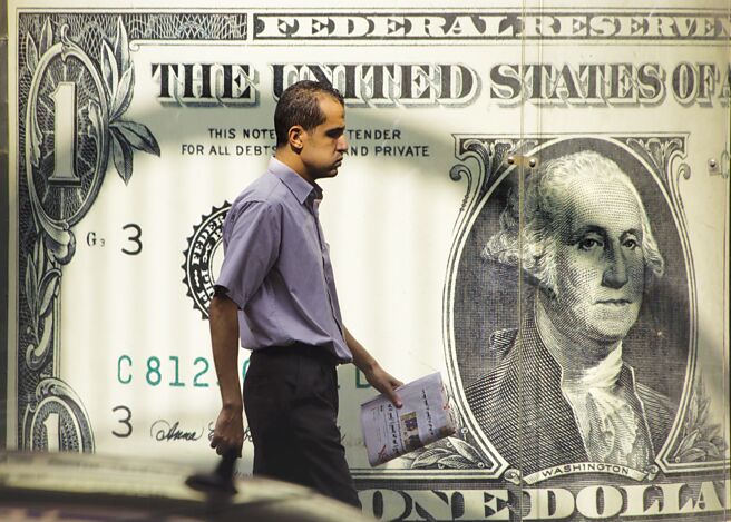 資產管理公司思睿集團首席經濟學家洪灝預計，美國降息會導致最少4,000億至5,000億美元資金由海外回流到中國市場。圖／美聯社