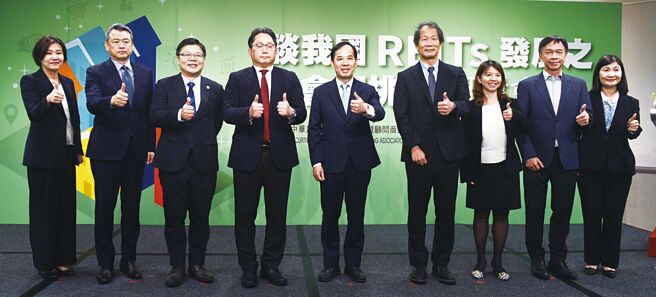 富邦投信副总经理游玉慧（左起）、第一金投信董事长尤昭文、中山大学财务管理学系教授蔡维哲、投信投顾公会理事长刘宗圣、证期局局长张振山、政大风险管理与保险学系教授张士杰、环宇法律事务所主持合伙律师邱淑卿、国泰投信董事长张锡、投信投顾公会秘书长蔡丽玲出席「谈我国REITs发展之机会与挑战」研讨会。图／顏谦隆