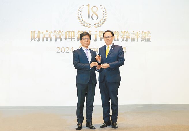 華南銀行榮獲2024今周刊財富管理銀行暨證券評鑑「最佳信託創新獎」，由金管會主委彭金隆（左）頒獎給華南銀行總經理黃俊智（右）。圖／華銀提供