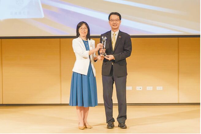 群益投信榮獲第10屆期貨鑽石獎，由證期局副局長高晶萍（左）頒獎予群益投信總經理陳明輝。圖／群益投信提供