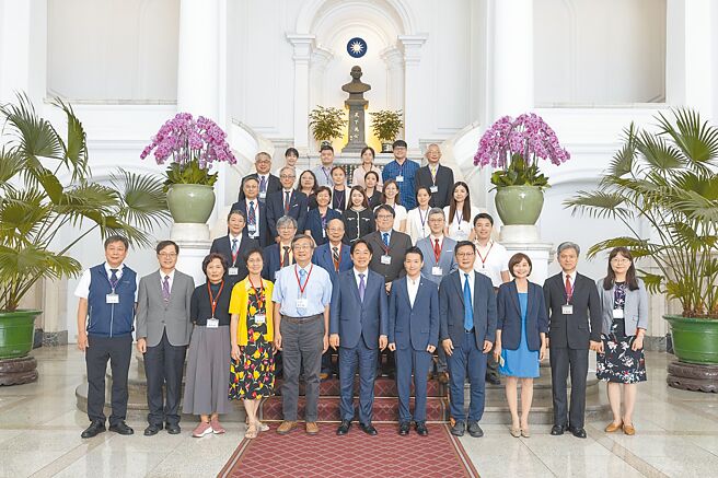 友讯赞助设立「D-Link友讯智慧生活创意奖」，董事长郭金河（第二排左二）获总统赖清德于总统府亲自接见。图／业者提供