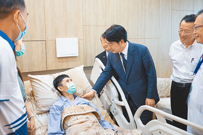 赖清德总统11日前往台中梧栖童综合医院，探视幻象战机飞官谢沛勋。（总统府提供／李京升台中传真）