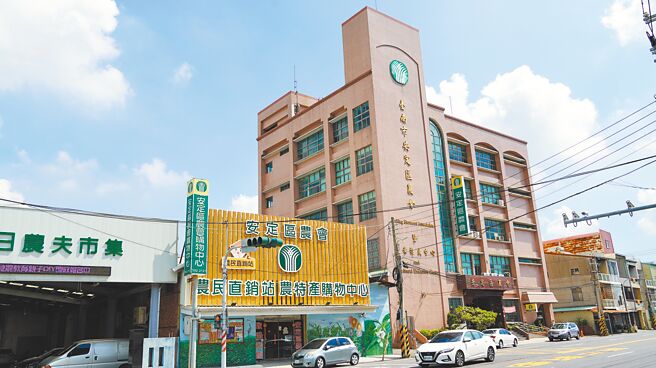 南科园区台积电开发效应，带动邻近安定区农地价格飙涨，安定区农会存款仅半年增加5亿元，现于100亿元上下浮动，放款速度赶不上存款增加速度。（宝智华摄）