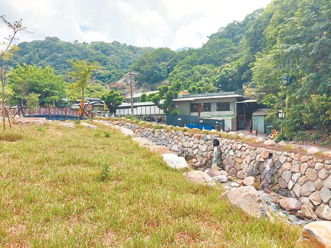 台北市行義路溫泉特區臨接陽明山國家公園及磺溪溪谷，附近許多溫泉露頭，熱氣氤氳成為獨特山景。（台北市衛工處提供／黃敬文台北傳真）