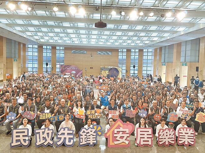 新北市政府11日举行特优里长及绩优民政人员表扬大会，117位里长、53位民政人员荣获殊荣，新北市长侯友宜（第二排左六）感谢所有里长及民政人员付出。（高钧麟摄）