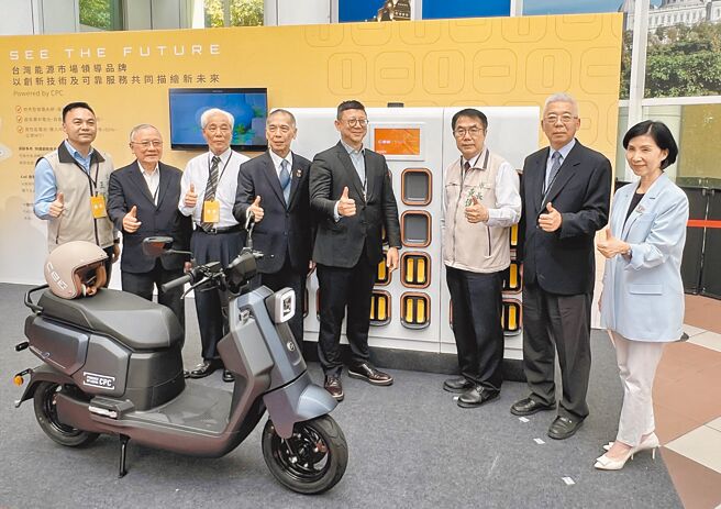 台灣中油11日公開宣布將率先在台南市提供電動機車換電服務。（洪榮志攝）