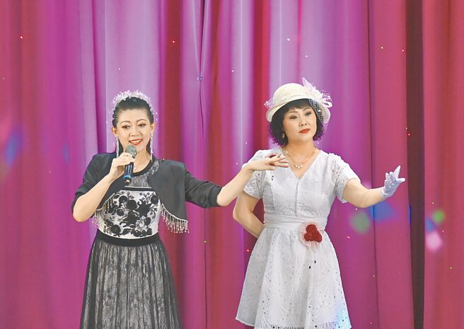 蔡衍明愛心基金會11日在高雄燕巢區的岡山榮民之家舉辦「找回爺奶的幸福感公益演唱會」，藝人孫賀（左）與劉洋演唱黃梅調「訪英台」，獲得滿場掌聲。（林瑞益攝）