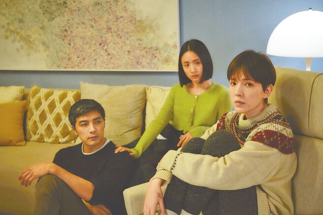 《不夠善良的我們》賀軍翔（左起）、林依晨、許瑋甯一起入圍金鐘獎。（公視、MyVideo提供）