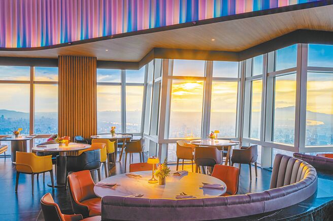 饗賓集團「iEAT饗愛吃」App至今吸引近250萬人註冊，10月18日前歡慶上線5周年，只要到集團旗下任一品牌內用消費滿1000元，可抽最大獎「饗 A Joy」雙人餐券（見圖），免費在101俯瞰美景並享用美食。（饗賓集團提供）